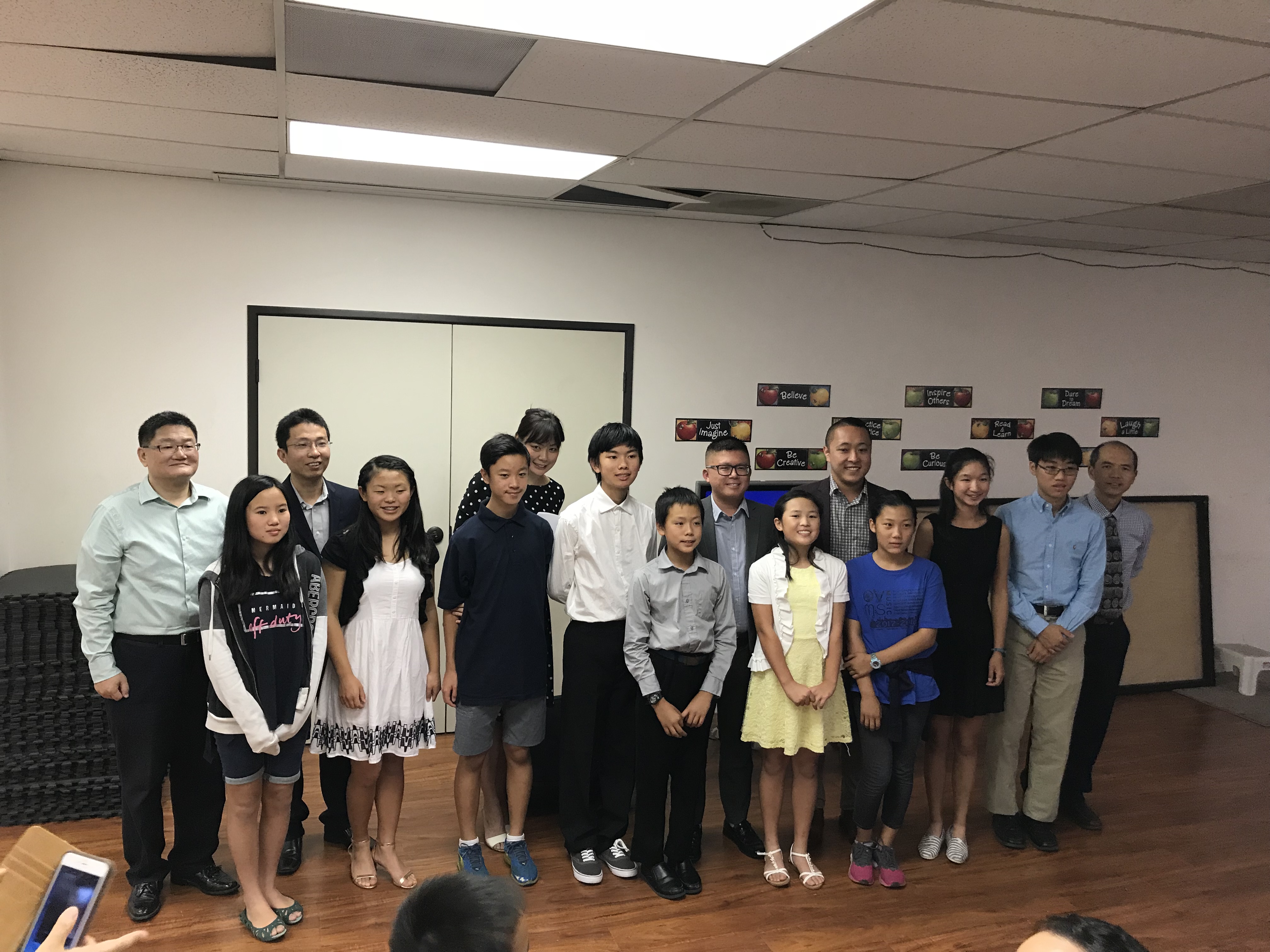 首届圣地亚哥青少年立法论文大赛颁奖典礼举行